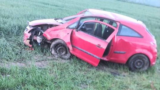 Dachowanie osobówki w Smulskach. Trzy osoby ranne