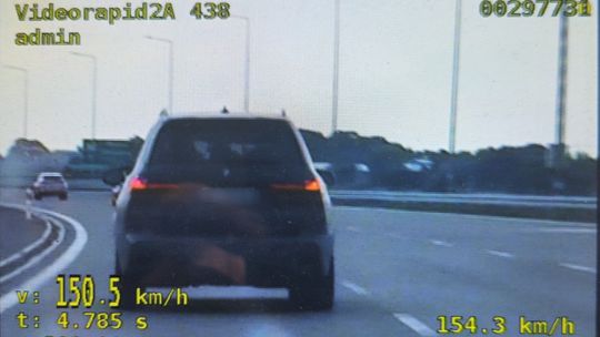 150 km/h na „siódemce”. Kierowca miał sądowy zakaz i cofnięte uprawnienia