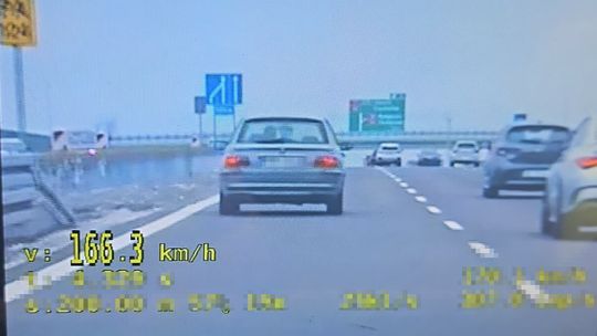21-latek pędził 166 km/h na DK7. Miał zakaz sądowy i był poszukiwany