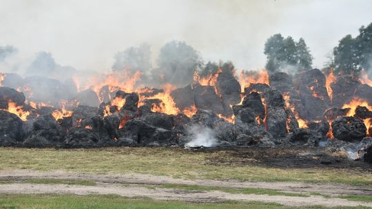 700 bel słomy spłonęło w Szerominku. Czy doszło do podpalenia?