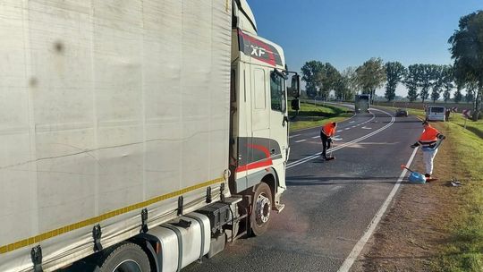 [AKTUALIZACJA] Wróblewo: zderzenie busa z ciężarówką. Dziecko pod opieką służb medycznych