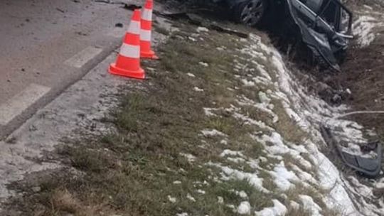 Audi uderzyło w przepust, drzewa a potem dachowało. Kierowca trafił do szpitala