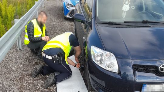 Awaria na S7. Policjanci pomogli kierowcy wrócić w trasę