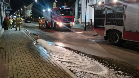 Awaria wodociągu i zalana piwnica przy ulicy Płockiej