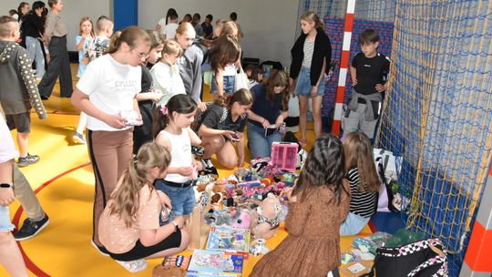 Bazarek z zabawkami w Szkole Podstawowej nr 1 w Płońsku