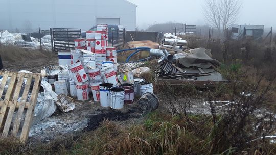 Beczki prawdopodobnie po lakierach, nieznane substancje wylewane do gleby. Akcja inspektorów WIOŚ pod Nowym Dworem