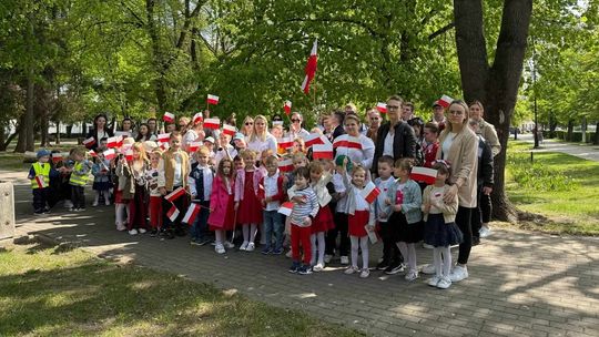 Biało-czerwone świętowanie Stowarzyszenia "Podajmy Sobie Ręce"