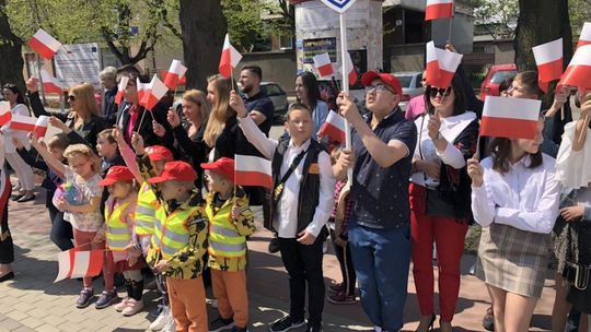 Biało-czerwono na placu przed ratuszem. Dzień Flagi RP w Płońsku