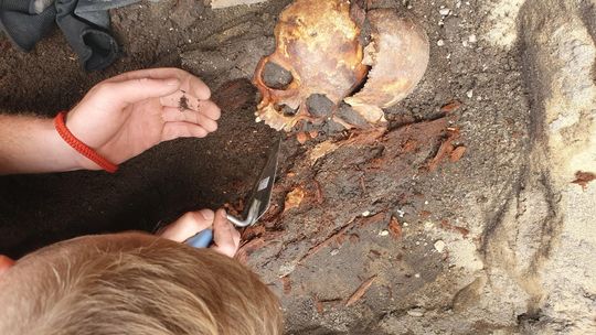 Blisko 160 grobów i unikatowe paciorki z weneckiego szkła. Kolejne odkrycia archeologiczne w Płońsku