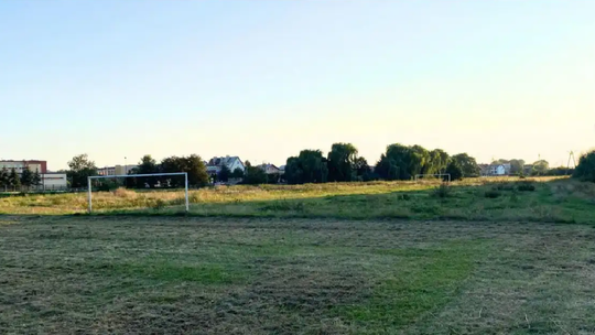 Boisko jeszcze nie w tym roku. Miasto czeka na decyzję wykonawcy i szuka środków