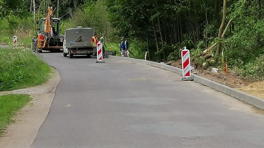 Budowa kładki i chodnika w miejscowości Kamienica.