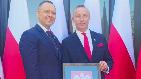 Burmistrz Miasta i Gminy Staroźreby odebrał godło z rąk Prezydenta Karola Nawrockiego Burmistrz Miasta i Gminy Staroźreby odebrał godło z rąk Prezydenta Karola Nawrockiego
