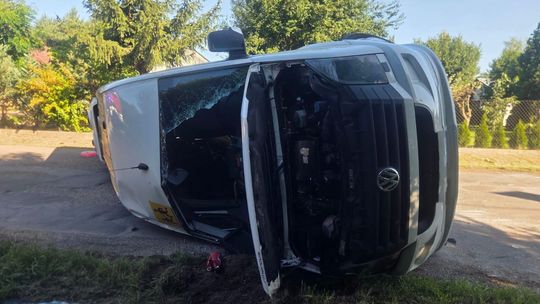 Bus przewrócił się na bok w Karolinowie