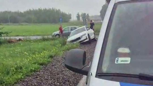 Chcąc opuścić przejazd kolejowy kierująca skodą wpadła do rowu