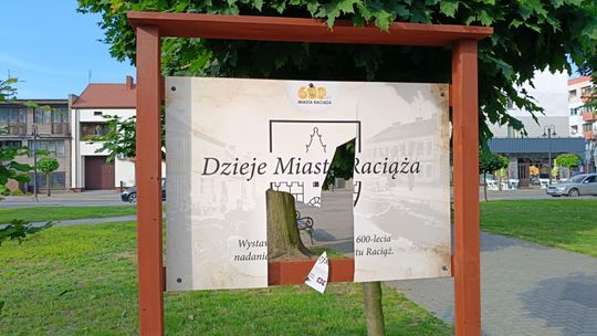 Chuligański incydent w Raciążu. Zniszczona historyczna wystawa