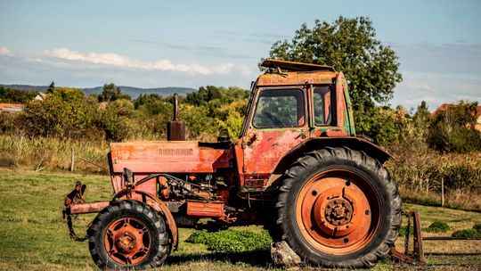 Ciągnik ruszył nagle. Chwila nieuwagi mogła kosztować życie 67-latka