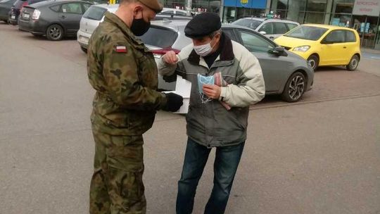 Ciechanowscy Terytorialsi rozdawali maseczki mieszkańcom Warszawy