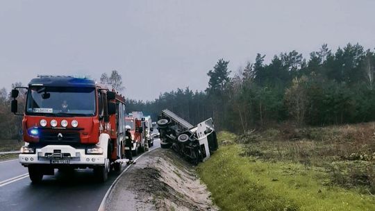 Ciężarówka w rowie na DK7. Kierowca przewieziony do szpitala