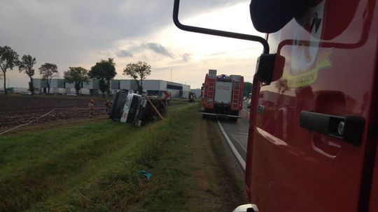 Ciężarówka wypadła z drogi we Wróblewie