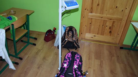 Ciężary na plecach. Zważono plecaki uczniom SP 1 w Płońsku 