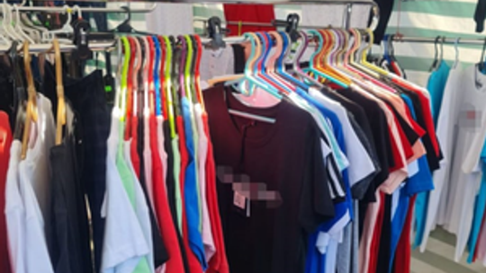 Cudzoziemka handlowała odzieżą z podrabianymi znakami towarowymi znanych firm