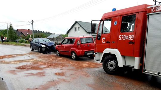 Czołowe zderzenie dwóch osobówek 