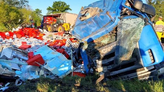 Dachowanie ciężarówki w Ciemniewie. Kierowca w szpitalu