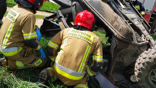 Dachowanie czterokołowca. Pasażer z obrażeniami został zabrany do szpitala pogotowiem lotniczym