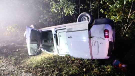 Dachowanie volkswagenana trasie Ojrzeń-Karolinowo. 20-letni kierowca trafił do szpitala