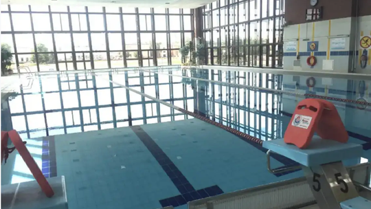 Darmowy basen dla uczniów podczas egzaminów ósmoklasisty