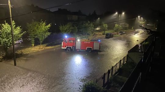 Deszcze niespokojne. Trwają działania straży po burzy w powiecie płońskim