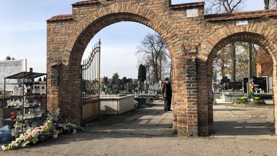 Dodatkowe parkingi i wzmożone patrole w okolicy cmentarza już od piątku. Wszystkich Świętych w Płońsku