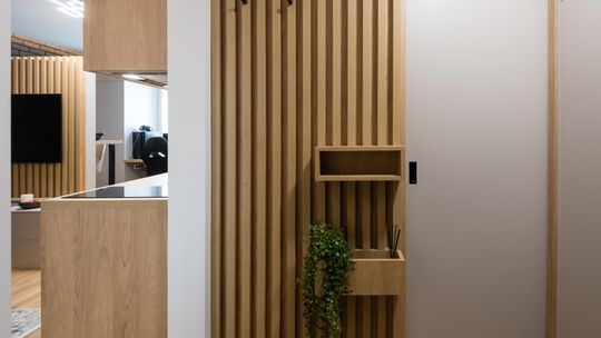 Drewniane lamele w przedpokoju – jak je stylowo zaaranżować? Drewniane lamele w przedpokoju – jak je stylowo zaaranżować?