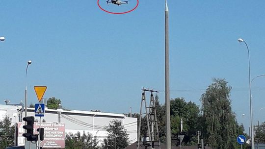 Dron łapie piratów drogowych na krajowej "siódemce"