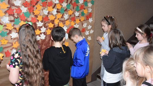 Drzewko życzliwości wyrosło na szkolnym korytarzu