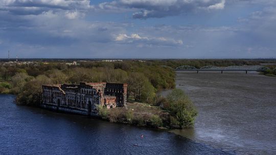 Dwie osoby, w tym dziecko topiły się nad Narwią. Na ratunek ruszyli plażowicze