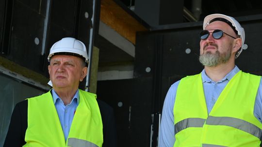 Dwukrotny mistrz olimpijski z wizytą na budowie płońskiego stadionu