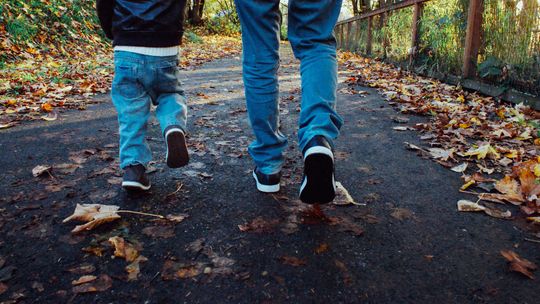 Dziecko pod opieką pijanego ojca. Zareagował przechodzień, wkroczyła policja