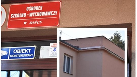 Dziurawy dach ośrodka SOSW Joniec. Kiedy dzieci będą uczyć się odpowiednich warunkach?