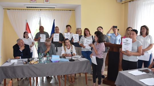 Gorąca sesja w Baboszewie. Rodzice dzieci z Polesia zaprotestowali w sprawie dyrektora