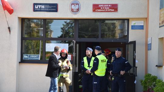 Ewakuacja uczniów w Zespole Szkół nr 1 w Płońsku po rozpyleniu gazu pieprzowego Ewakuacja uczniów w Zespole Szkół nr 1 w Płońsku po rozpyleniu gazu pieprzowego