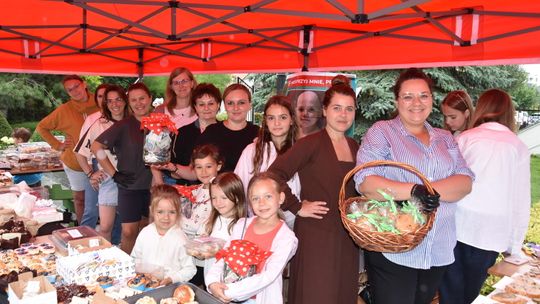 Finansowy sukces podczas charytatywnego kiermaszu ciast na terenie płońskiej parafii