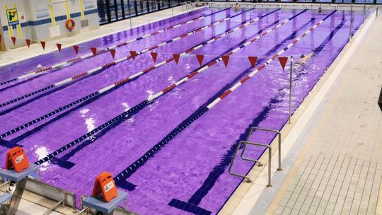 Fioletowa woda na basenie w Płońsku? Od poniedziałku ruszają zmiany