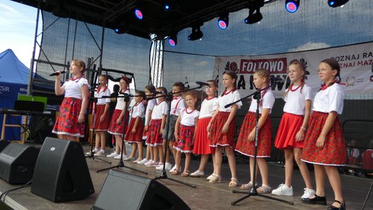 „Folkowo na nowo” w Raciążu. Muzyka, folklor i rodzinna atmosfera na Placu Targowym