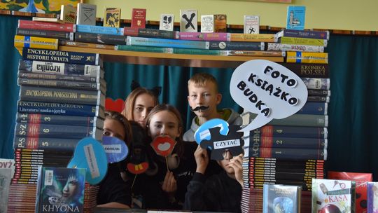 Foto książko budka - szkolną promocją czytania