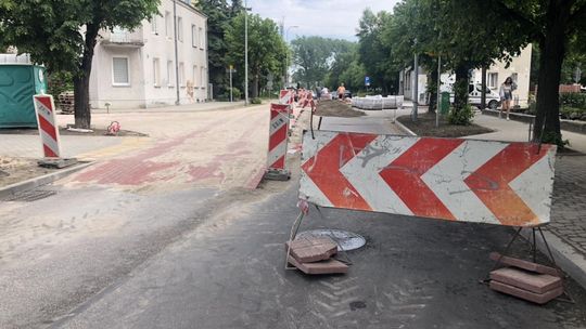 "Fragment z kostki nie jest chodnikiem ani drogą rowerową" - płoński ratusz o pracach na Wolności "Fragment z kostki nie jest chodnikiem ani drogą rowerową" - płoński ratusz o pracach na Wolności