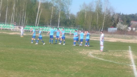 Gladiator wygrywa i pewnie zmierza po awans