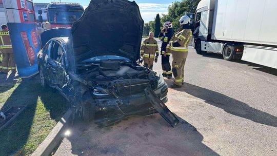 Groźna kolizja ciężarówki i mercedesa w Chociszewie. Sprawca ukarany mandatem