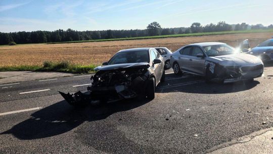 Groźne zderzenie pojazdów na DK10. Dwie kobiety trafiły do szpitala