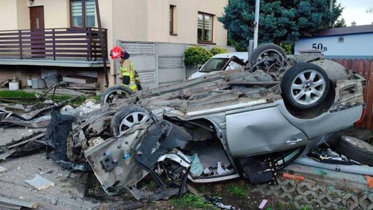 Groźny wypadek w Zakroczymiu. Auto dachowało, trzy osoby w szpitalu